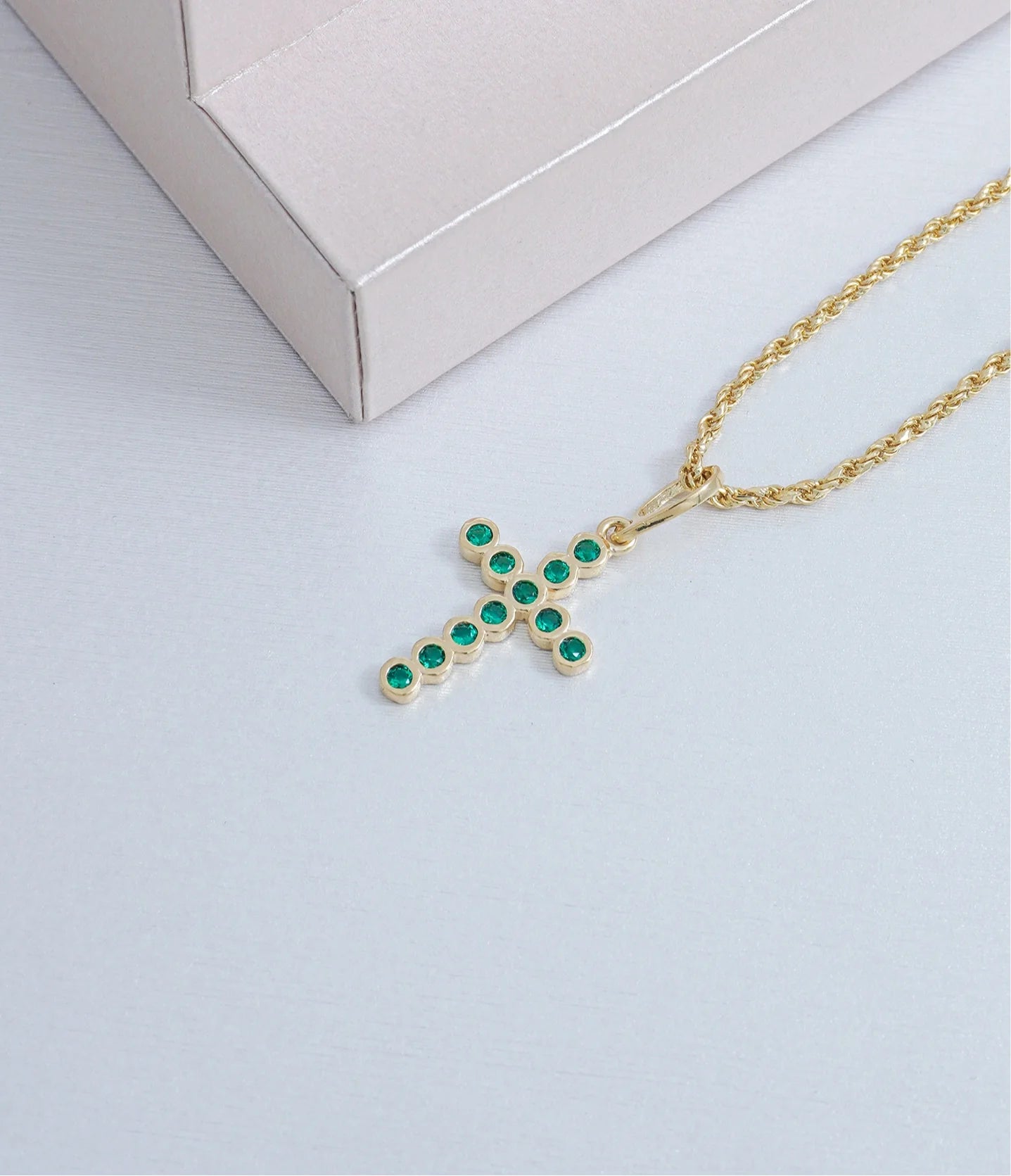 Dije mini swarovski verde